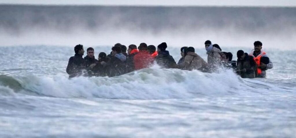 migrant - Un migrant expulsé vers la France revient au Royaume-Uni sur une petite embarcation