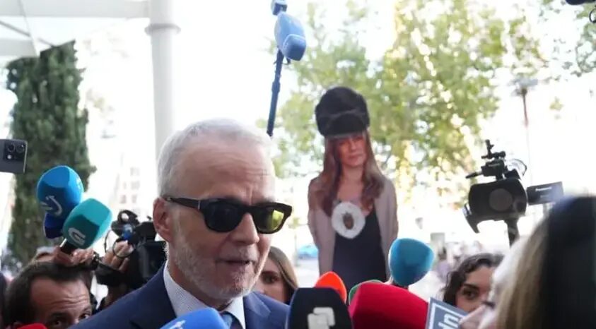 malversation - La Audiencia de Madrid ordonne à Peinado d'enquêter sur la malversation avec les autres délits et refuse de l'envoyer à un jury séparément.