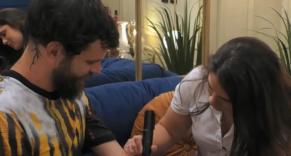tatouage - Les tatoueurs s'insurgent contre 'First Dates' pour avoir permis à deux candidats de se faire un tatouage sans mesures sanitaires : "Il faut avoir deux doigts de devant."