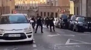 Vallecas - Bataille de rue à Vallecas entre des voisins d’un occupé et des membres d’une entreprise de désoccupation : 17 interpellés, deux blessés et tension maximale dans le quartier.