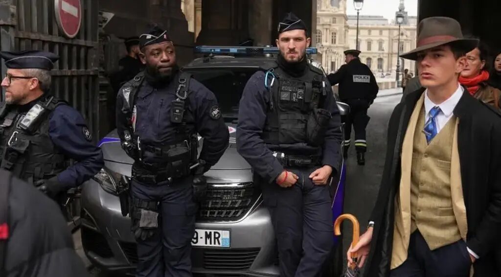 Louvre - Le Mystère de l'Homme au Chapeau Devant le Louvre Juste Après le Vol : Un Détective, un Touriste ou un Simple Transeunt ?