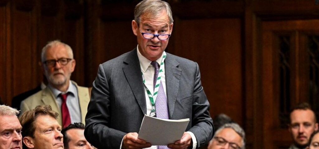 Tories - Les Tories attribuent à l'ancien député réformiste Lowe un siège au comité principal