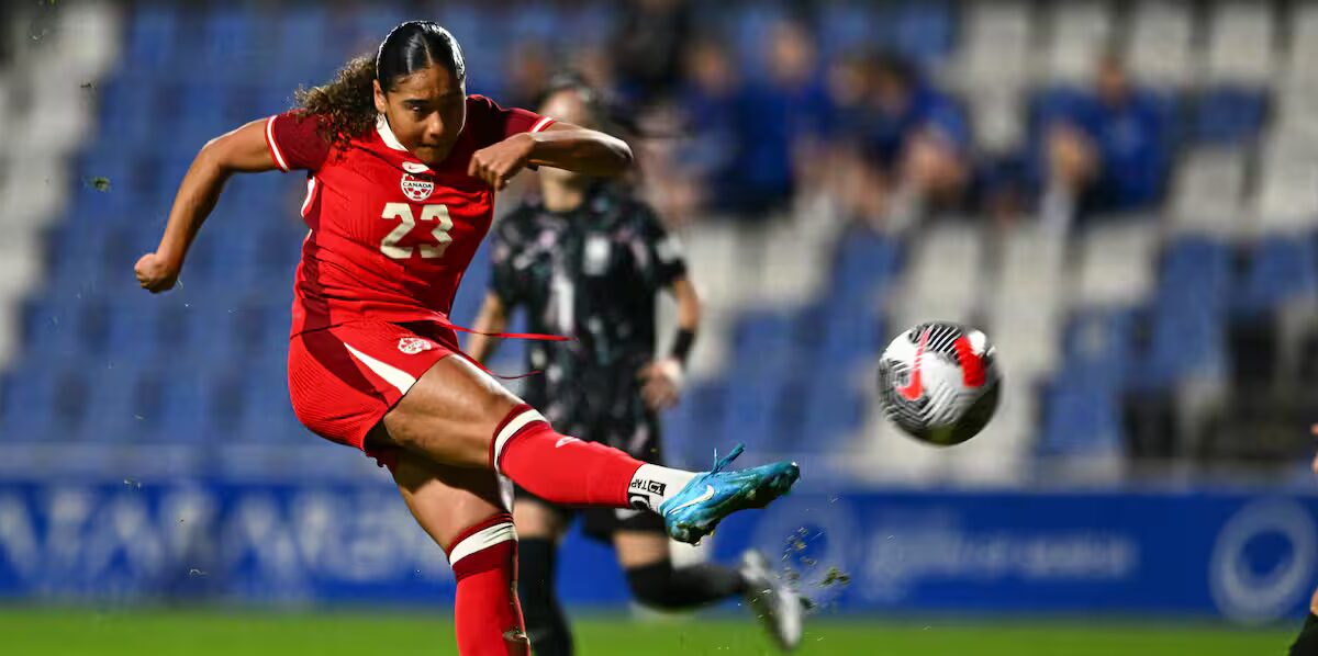 Arsenal - Olivia Smith, l'attaquante vedette, quitte le camp du Canada pour retourner à Arsenal afin de traiter une contusion à la hanche.