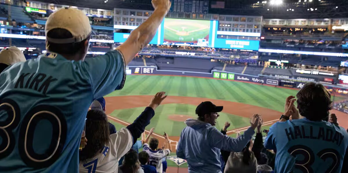 Toronto - "Une Victoire de Plus ! Les Fans S'Enflamment Alors Que les Blue Jays Obtiennent une Chance de Gagner la Série Mondiale à Toronto Pour Halloween"