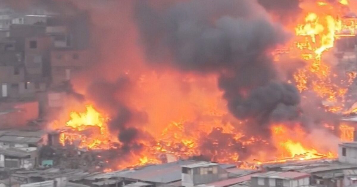 incendie - Un drone capture un immense incendie ravageant des maisons au Pérou