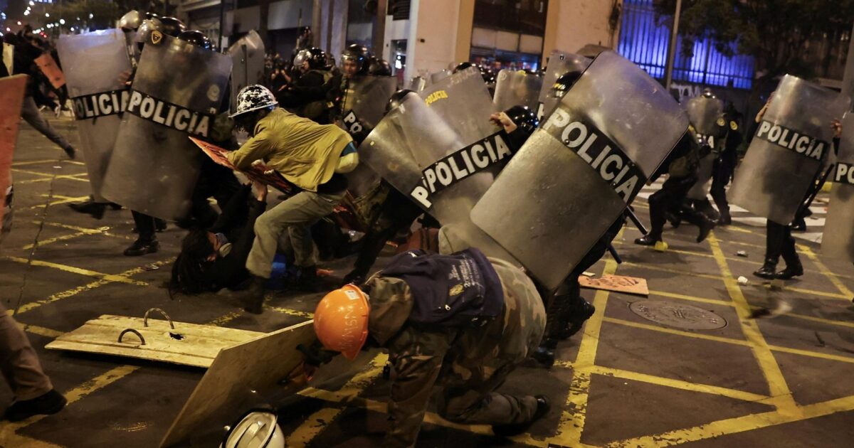 Pérou - Les forces de l'ordre tirent des gaz lacrymogènes sur des manifestants au Pérou