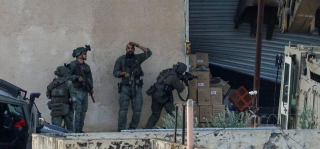 soldats - Des soldats israéliens tuent deux Palestiniens après qu'ils semblent se rendre.