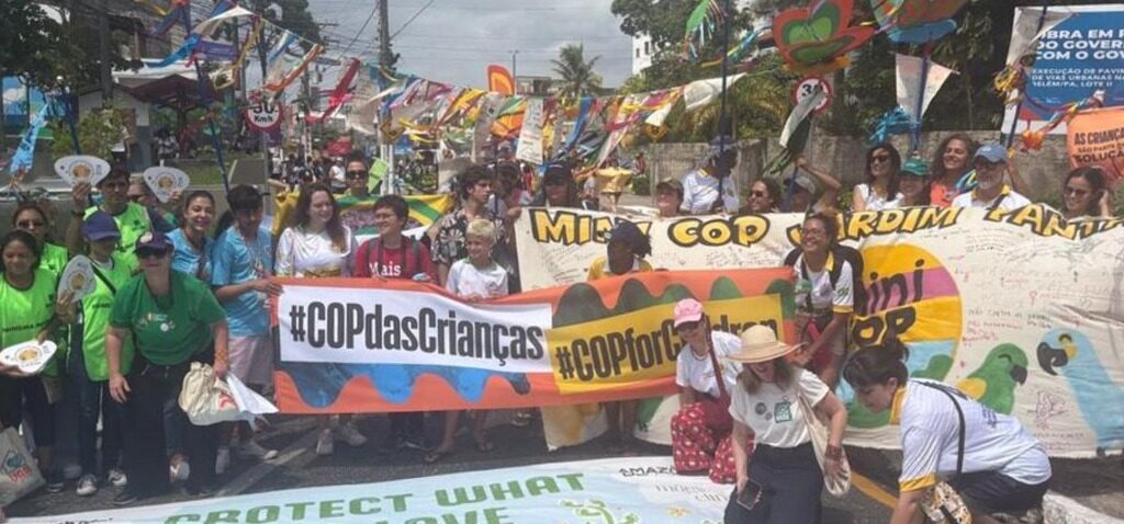 sommet - Des foules se rassemblent devant le sommet climatique COP30