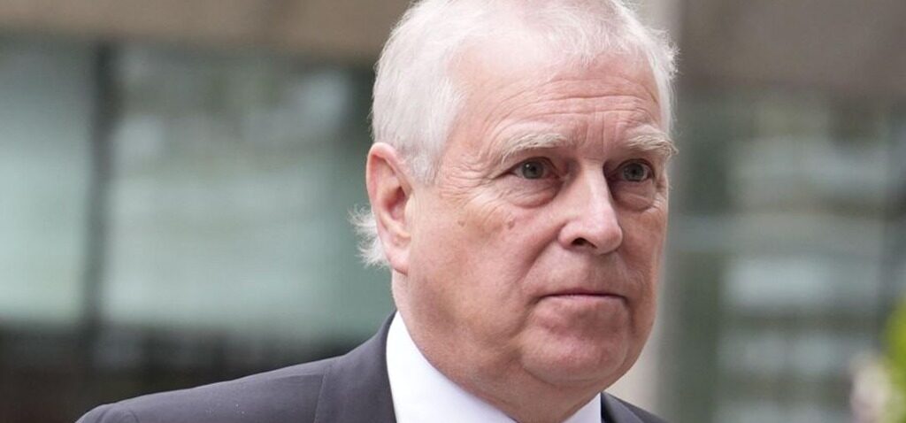 roi - Le roi dépouille officiellement Andrew de son titre de prince