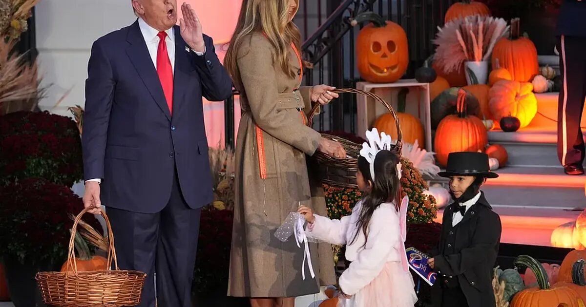 couronne - La couronne asiatique de Trump : vasallage et or pour le président qui a quitté un sommet pour distribuer des bonbons pour Halloween