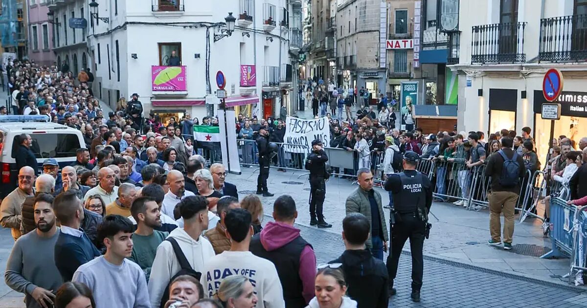 Abascal - Des manifestants s'opposent verbalement à Abascal lors du premier acte électoral en Extremadura, face à une foule de partisans du leader de Vox.