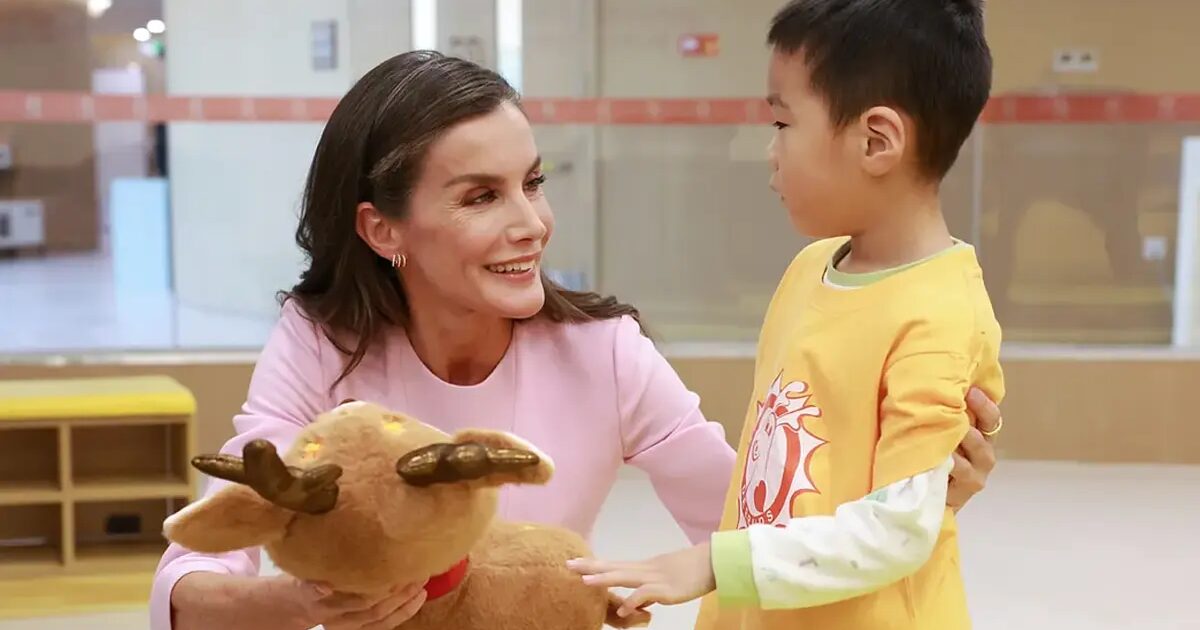 Perros - Perros robots, guides et fauteuils roulants contrôlés par la pensée : le centre technologique pionnier pour personnes en situation de handicap que la Première Dame de Chine a présenté à la Reine Letizia