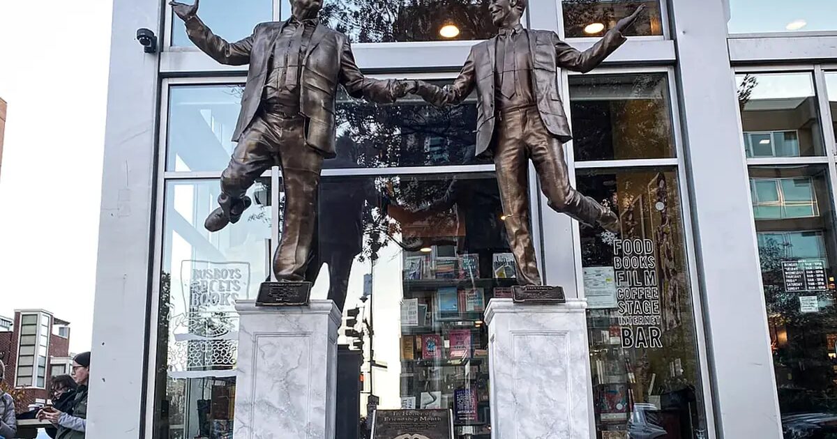 Trump - Réapparition de la statue de Trump et Epstein en pleine polémique sur des courriels publiés