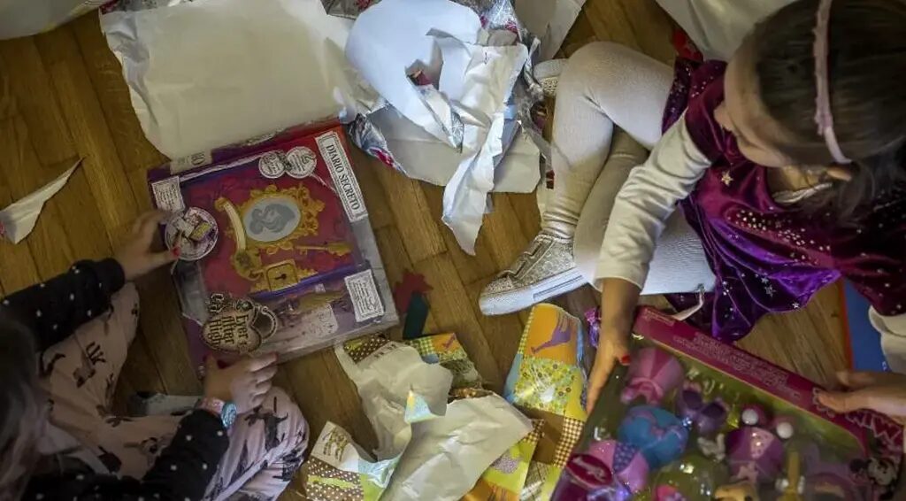 Noël - La Noël la plus chère de l'histoire débute avec une hausse de 20 % des dépenses par foyer, atteignant 1 300 euros : "Nous avons des enfants suréquipés"