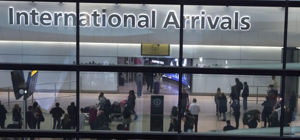 baisse - Chute marquée de la migration nette au Royaume-Uni avec une baisse des arrivées pour le travail et les études