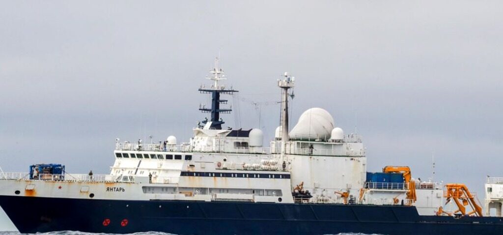 navire - Un navire espion russe à la frontière des eaux britanniques, déclare le ministre de la Défense