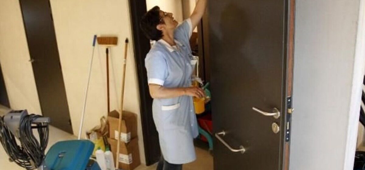 bras - « Je me réveille très souvent la nuit parce que mes bras me grattent » : l'agent d'entretien, un métier à haut risque