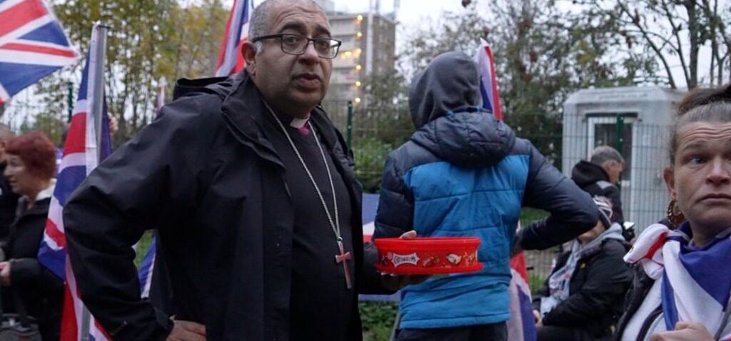 christianisme - Pourquoi les partisans de Tommy Robinson se tournent-ils vers le christianisme ?