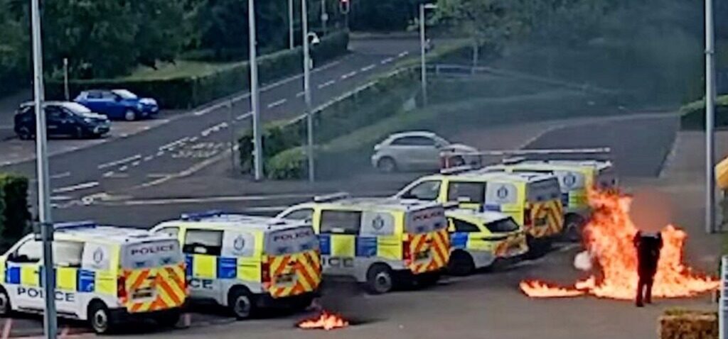 soldat - Un ancien soldat filmé par CCTV lors de l'attaque à la bombe incendiaire au poste de police