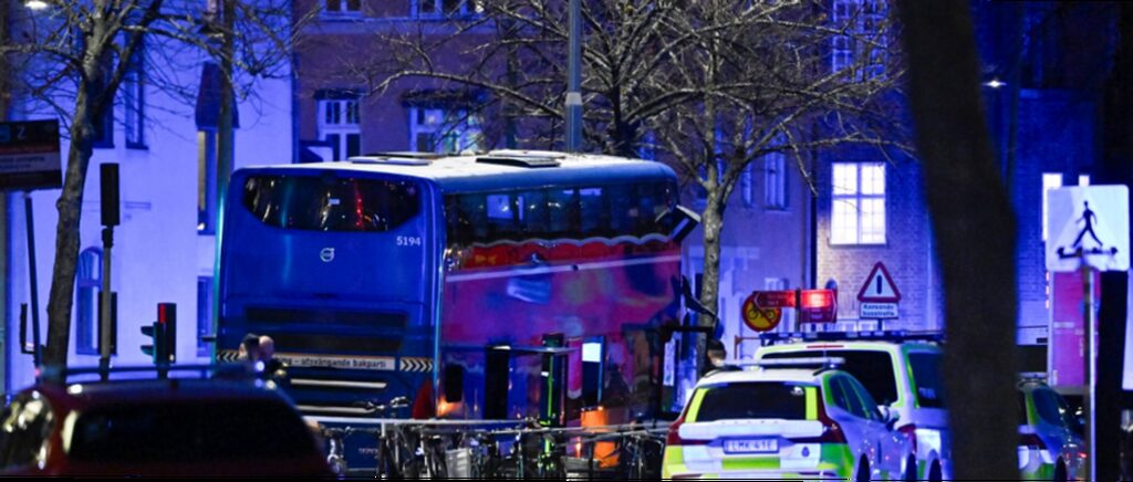 bus - Plusieurs morts après qu'un bus ait percuté un arrêt de bus à Stockholm