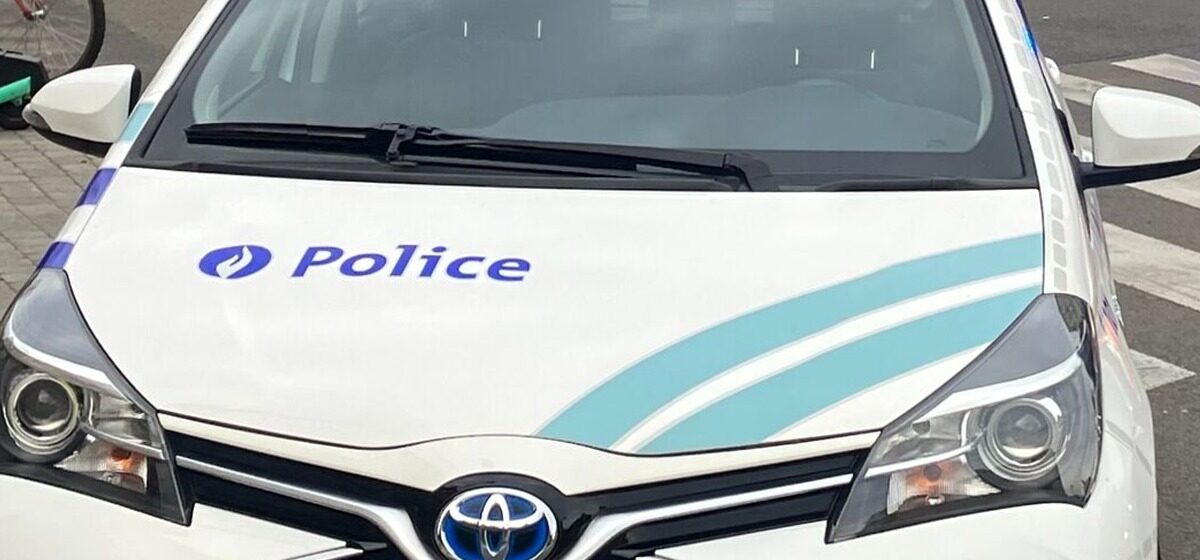 Bruxelles - Bruxelles : Un homme incarcéré après avoir percuté quatre policiers en voiture, interdit de territoire en France