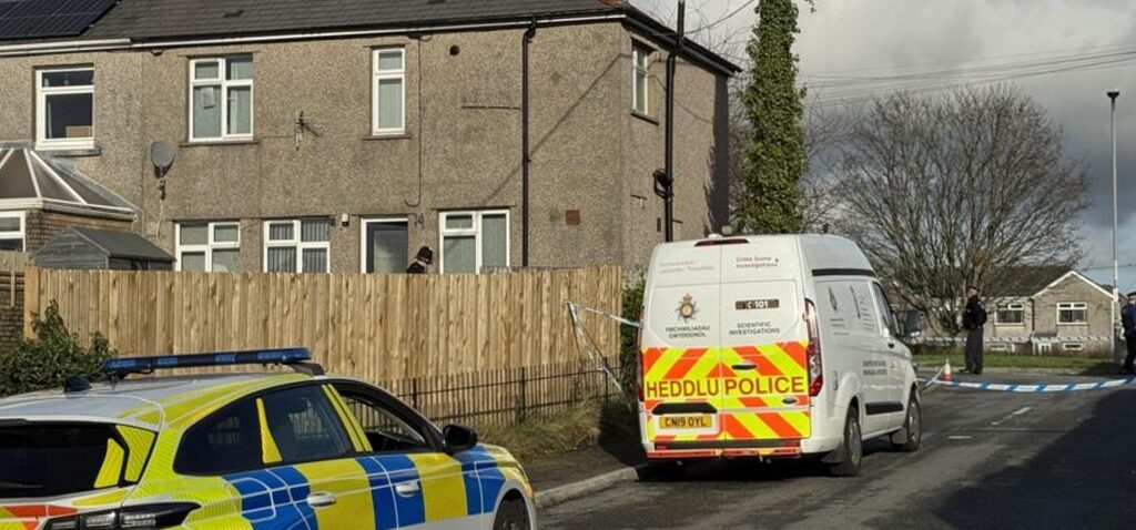 meurtre - Un homme de 18 ans arrêté pour meurtre après la mort d'une adolescente de 17 ans