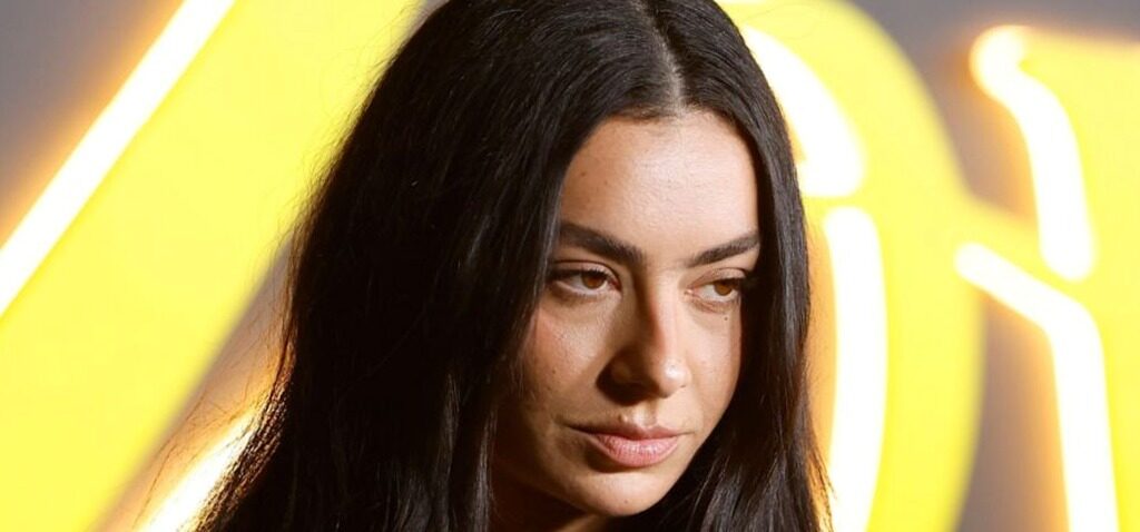 collaboration - Charli XCX révèle que sa collaboration avec une légende de la musique l'a fait 'pleurer'