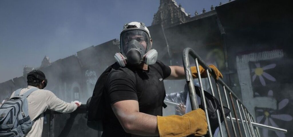 Mexique - Des milliers de manifestants s'opposent au gouvernement au Mexique, des affrontements font 120 blessés