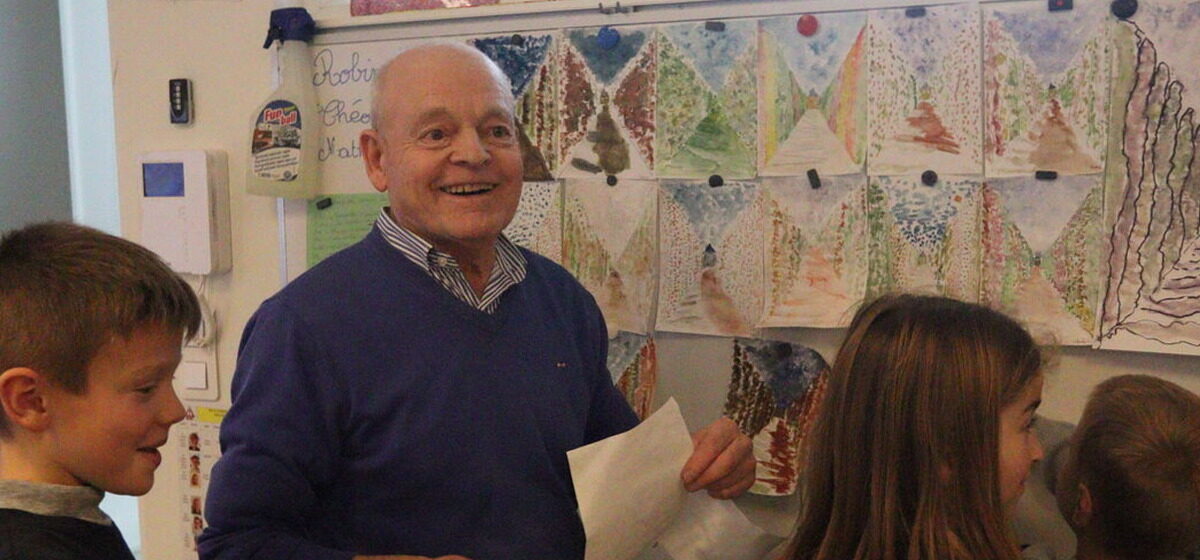 dessin - « Ce qu'il fait avec les enfants est remarquable » : à 79 ans, l'inoxydable Paul partage sa passion du dessin avec des écoliers du Calvados.