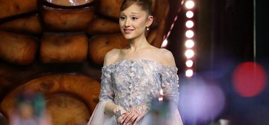 Ariana - L'homme qui a attrapé Ariana Grande à Singapour accusé par la police