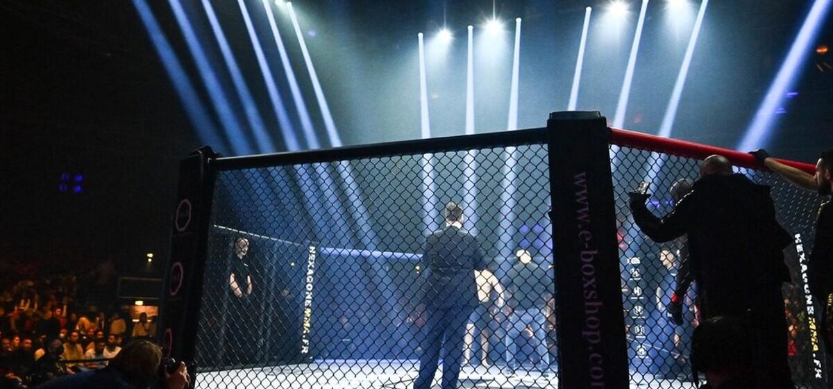 KO - MMA : Coup de pied et crochet gauche enchaînés, le fabuleux KO de Muhammad Mokaev pour devenir champion du Brave