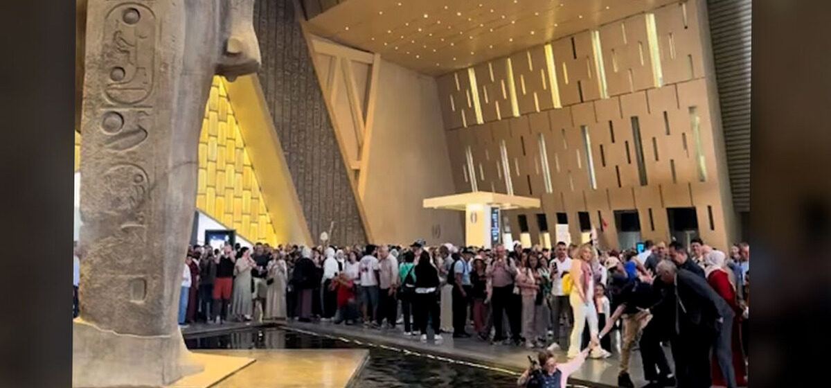 Musée - Au Musée égyptien du Caire, le bassin autour de la statue de Ramsès II attire les visiteurs !