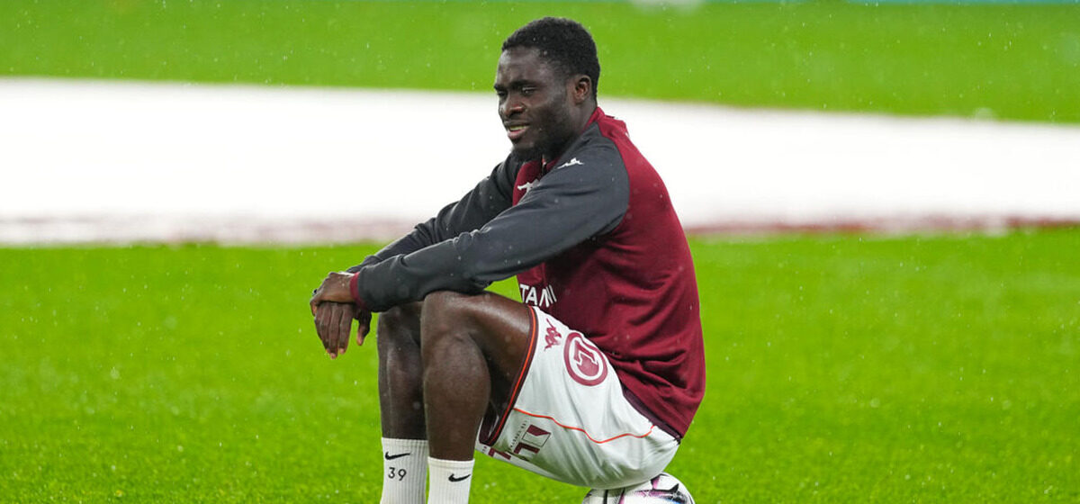 Défenseur - Ligue 1 : Les Images Étonnantes de Koffi Kouao, le Défenseur de Metz, Refusant de S’échauffer Avant le Match Contre Rennes