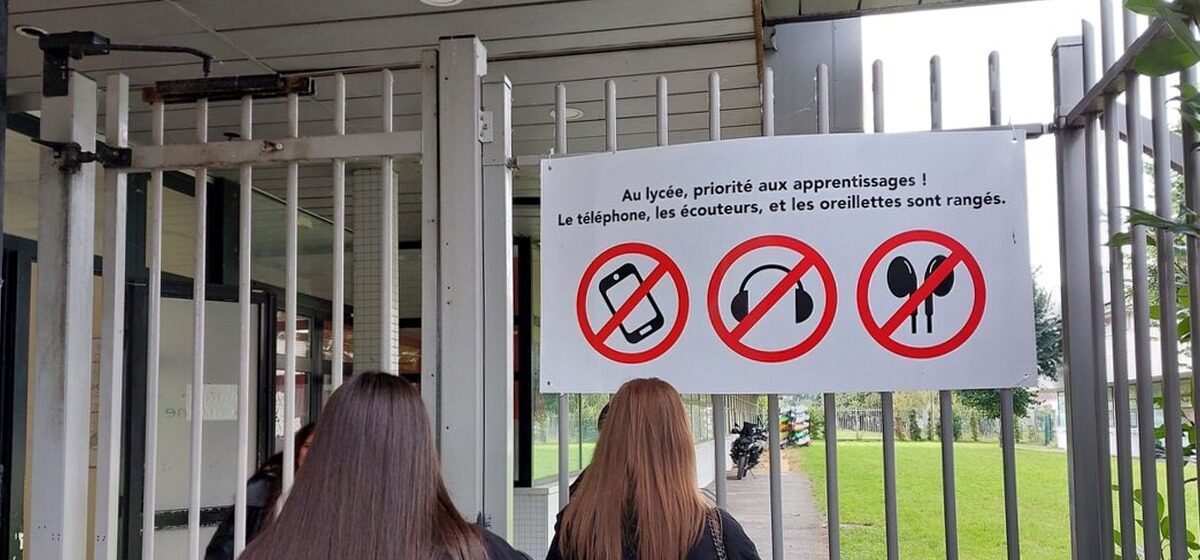Portables - Les Portables Interdits Au Lycée ? « Pas Si Bête », « Blague »… Les Élèves Divisés Sur Le Projet De Macron