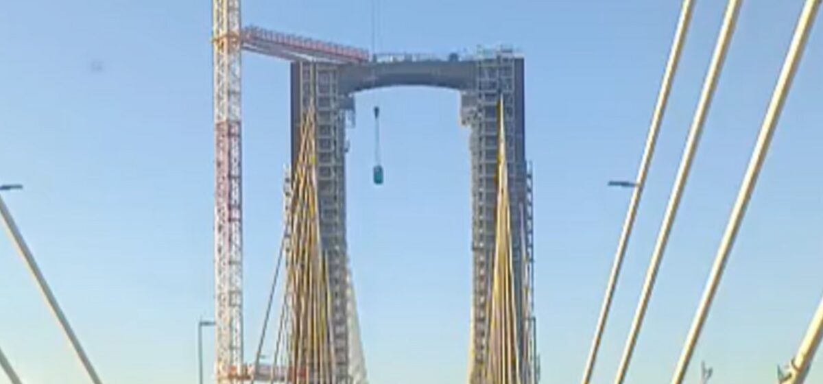 toilettes - « Ça aurait pu tuer quelqu’un » : des toilettes de chantier tombent d'une grue et s'écrasent sur une route à Séville