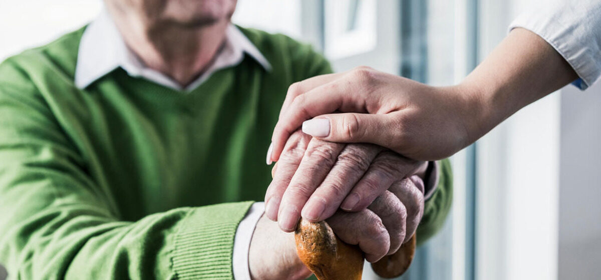 psychologue - « Vieillir, c’est s’adapter et apprendre à perdre » : Comment aborder ce sujet avec ses proches ? Les conseils d’une psychologue.