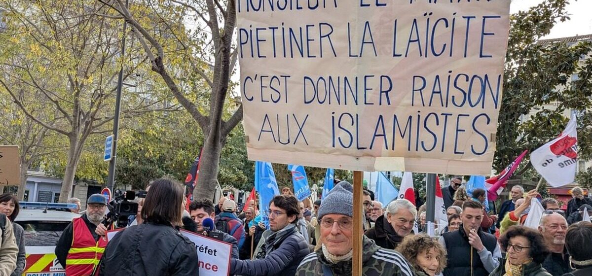 Crèche - « Les Gens Adorent ça » : Onzième Crèche de Noël à la Mairie de Béziers pour Robert Ménard et une Manifestation