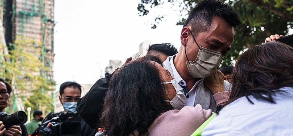 incendie - « Accrochez-vous : L'attente angoissante pour les disparus après l'incendie de Hong Kong »