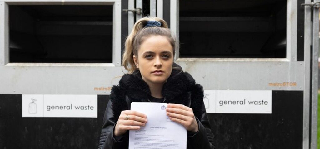 amende - Femme condamnée à une amende de 1 000 £ pour avoir abandonné une enveloppe dans la rue