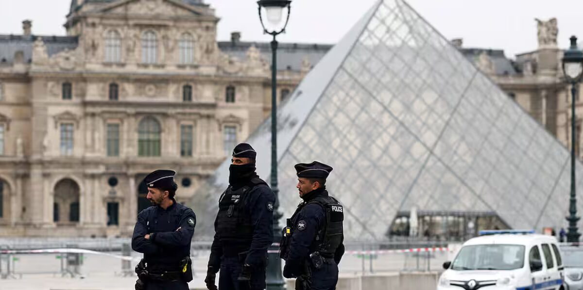 bijoux - Deux nouveaux suspects inculpés dans le vol de bijoux au Louvre