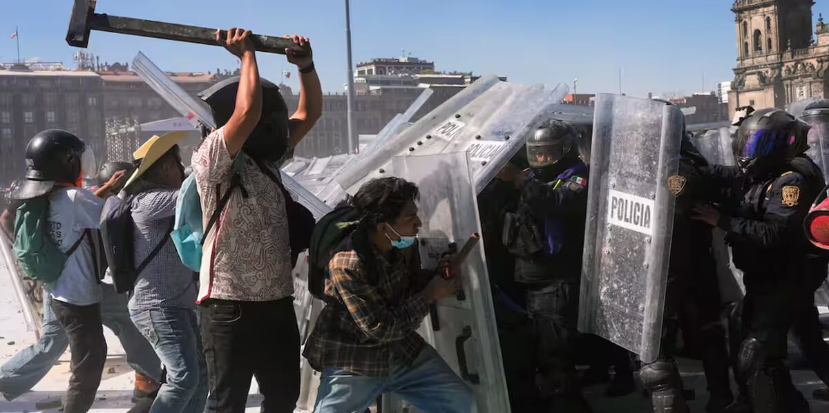Manifestants - Des Manifestants anti-gouvernementaux s'affrontent avec la police anti-émeute à Mexico lors d'un rassemblement dirigé par la Génération Z