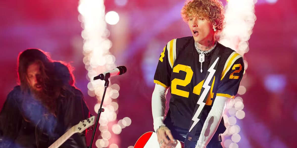 Football - Mgk Enflamme Les Fans De Football Lors Du Spectacle De Mi-Temps Du 112e Grey Cup À Winnipeg