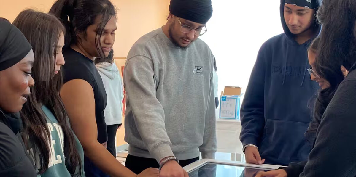 programmes - Des programmes de co-op destinés aux jeunes visent à susciter l'intérêt des adolescents pour les soins de santé