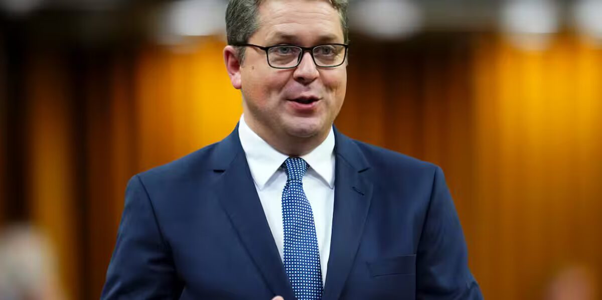 conservateurs - En pleine gestion des dommages après 2 départs, les conservateurs accusent les libéraux de distractions 'antidémocratiques'