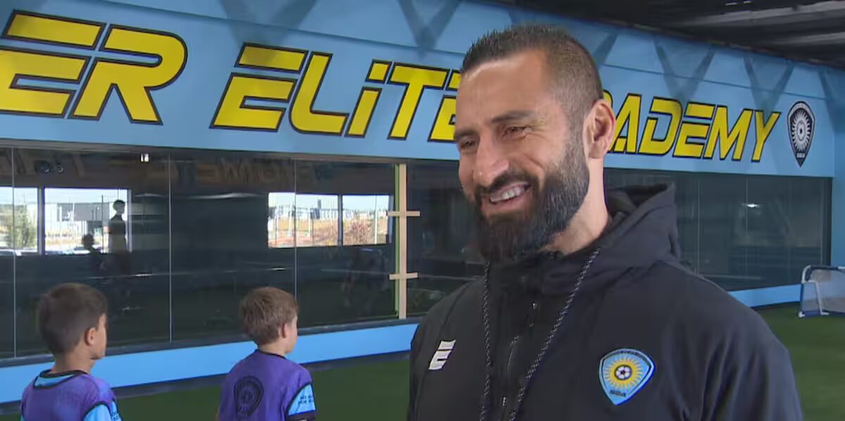 soccer - L'entraîneur de soccer d'Edmonton offre aux jeunes la chance de réaliser le rêve qu'il n'a jamais pu vivre