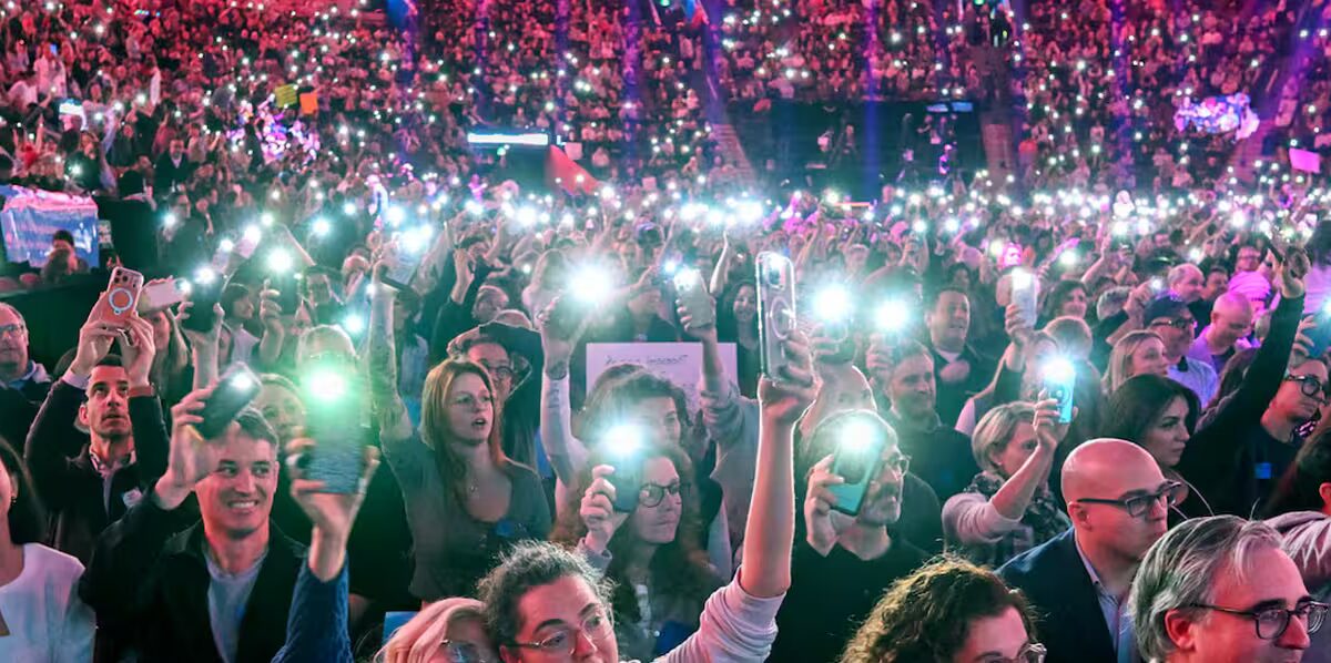 médecins - Des milliers de personnes envahissent le Bell Centre pour exiger la suspension de la réforme de la rémunération des médecins au Québec