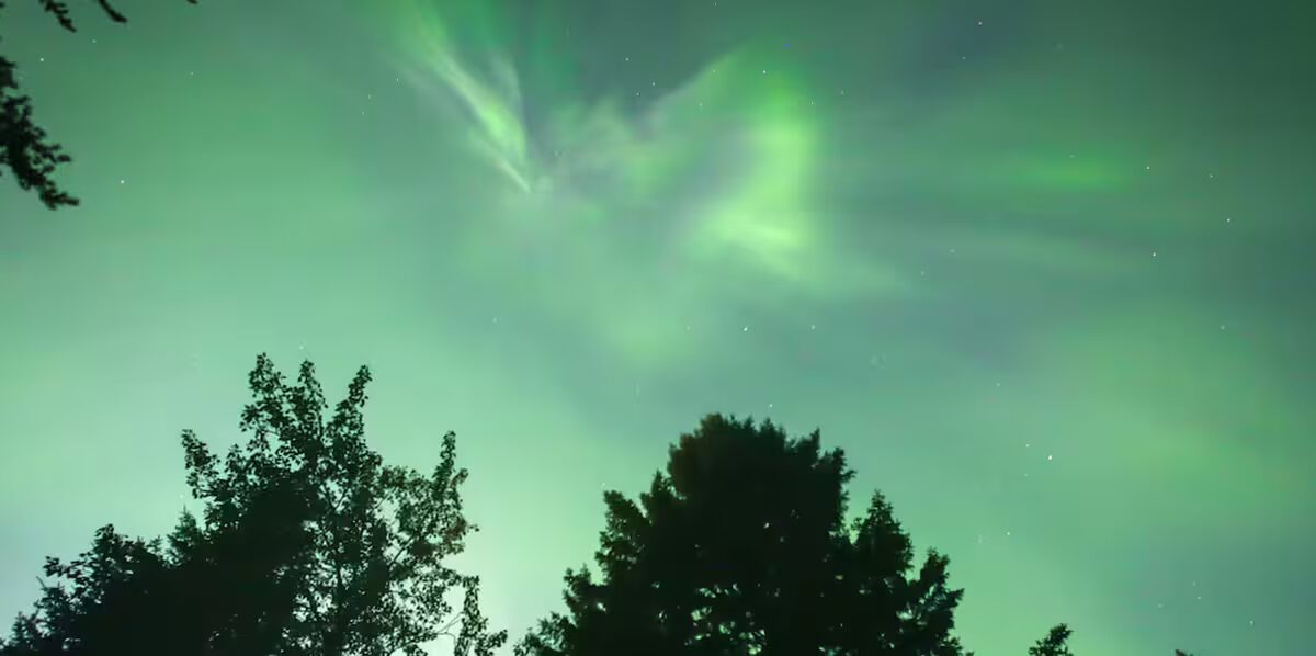 aurores - Une tempête solaire sévère pourrait déclencher des aurores à travers le Canada et les États-Unis du Nord ce soir.
