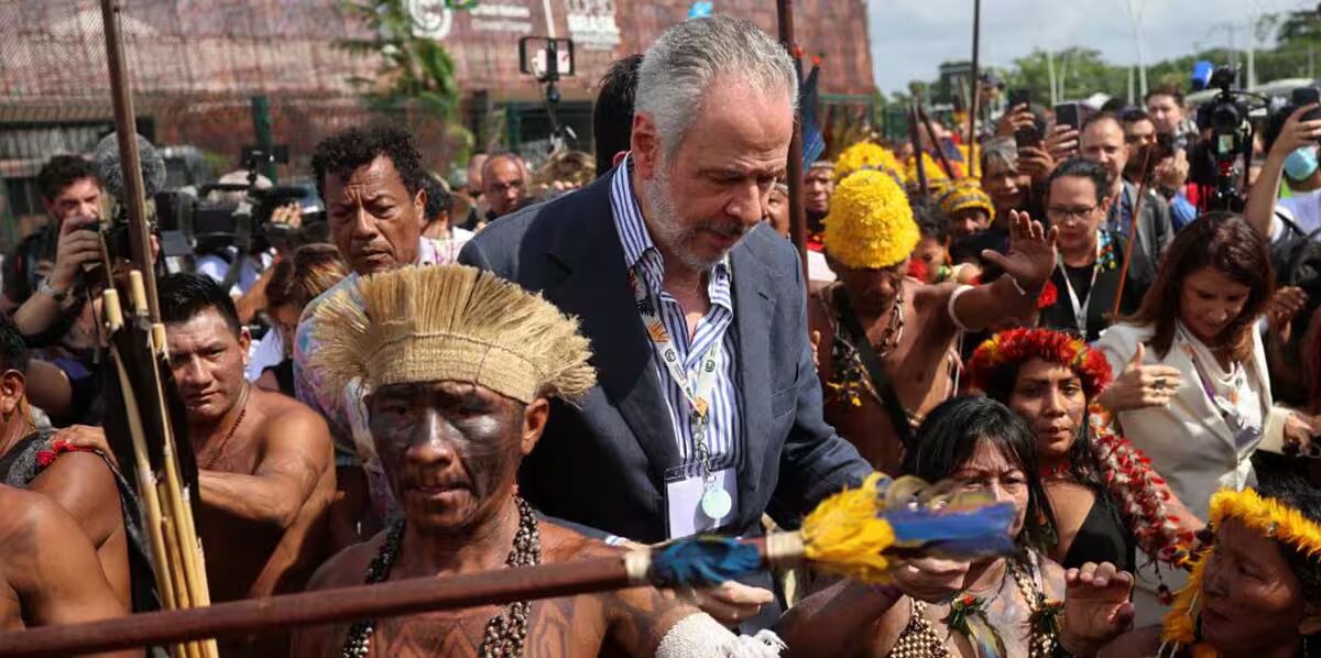 Manifestants - Des Manifestants Autochtones Bloquent l'Entrée du Sommet Climatique au Brésil