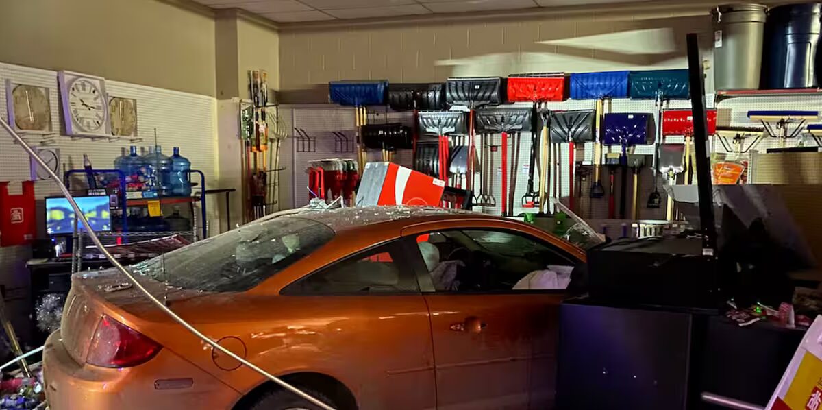 voiture - Une voiture s'écrase à l'entrée de Home Hardware à Saskatoon