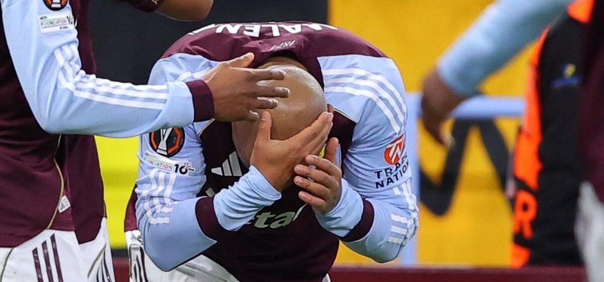 Gobelet - Malen Touché par un Gobelet Alors que les Troubles dans le Public Interrompent le Match de Villa